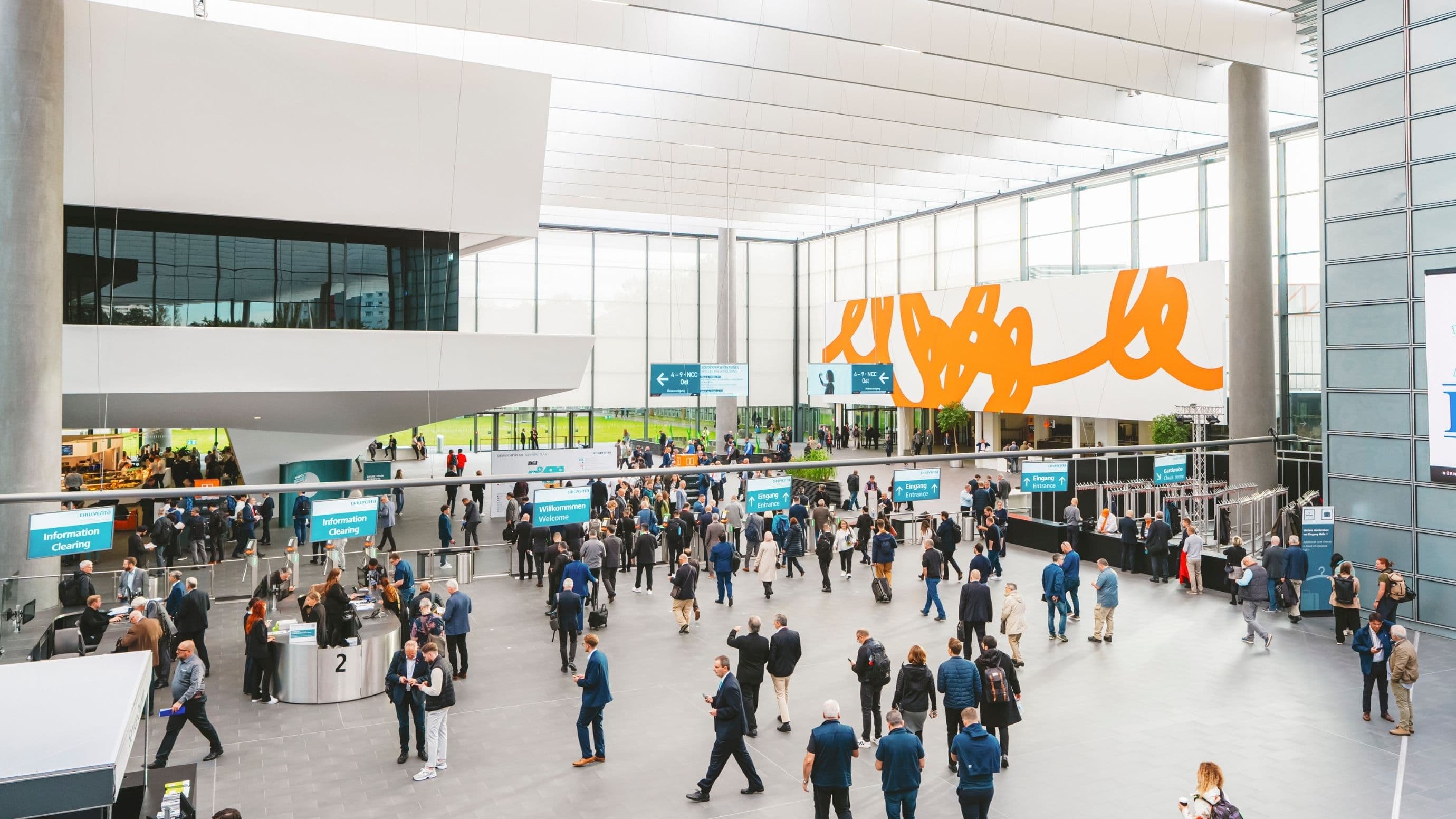 Ein Blick in den Eingang Mitte, in dem viele Besucher ihren Weg in die Messehallen finden.