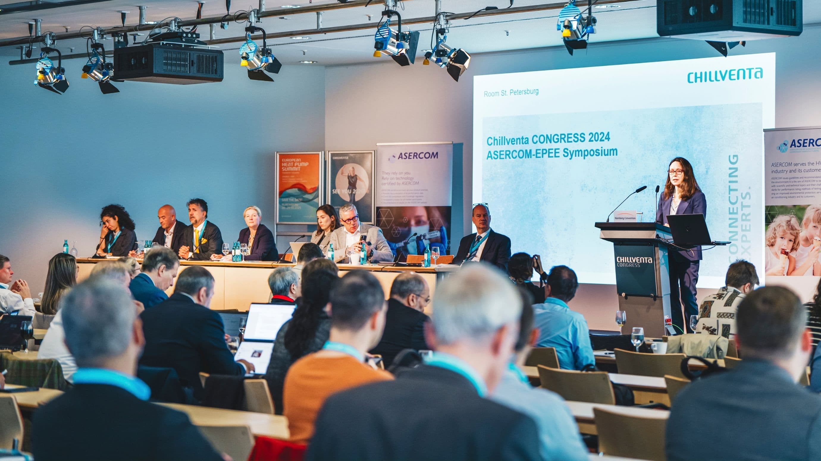 Ein Blick in einen Kongress während der Chillventa. Eine Frau steht auf dem Podest und spricht zum Publikum.