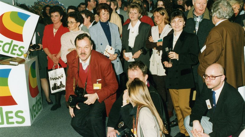 Manfred Gillert im roten Sakko im Einsatz. 