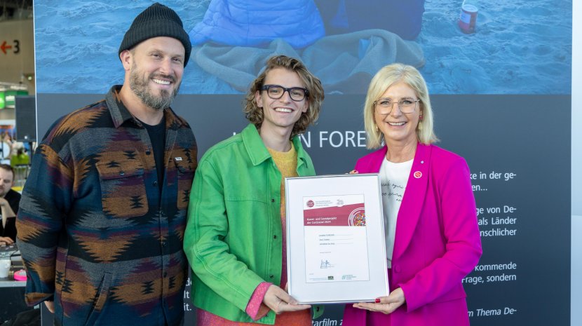 Teun Teubes is honoured by Ulrike Scharf Teun Teubes is honoured by Ulrike Scharf