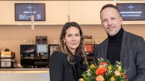 Dr. Martin Kassubek überreichth Dr. Nadine Lehrieder einen Blumenstrauß zum Abschied