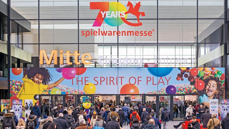 Messegeschehen Spielwarenmesse Eingang Mitte