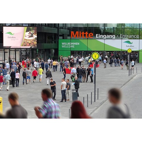 Eingang Mitte der NürnbergMesse mit Big LED-Screen