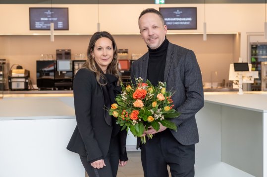 Dr. Martin Kassubek (rechts) überreicht Dr. Nadine Lehrieder (links) einen Blumenstrauß